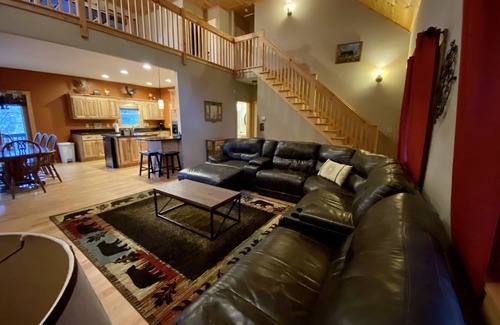 Ellijay Cabina | River Cabin w/Mtn view SPECIAL 8TH NIGHT FREE Tubing Hot Tub Fireplace King Beds