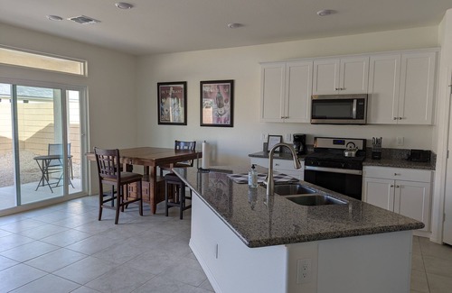 Holiday Shores Casa | River Close, Newer Home! Great Neighborhood Minutes from Laughlin! Close to all!