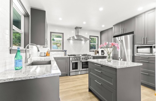 Chenoweth Casa | Outdoor Movie, Hot Tub, Game Room!