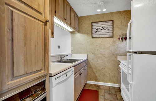 New Braunfels Condominio | River Condo Next to Schlitterbahn Water Park!