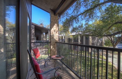 New Braunfels Condominio | River Condo Next to Schlitterbahn Water Park!