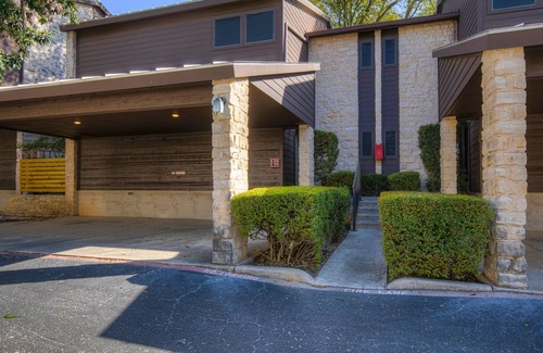 New Braunfels Condominio | River Condo Next to Schlitterbahn Water Park!