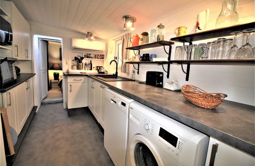 Loze Casa | RIVER COTTAGE: 100% private, heated pool, air conditioning, 5 star reviews.
