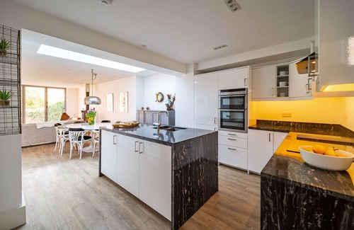 Letheringsett Cabaña | River Cottage - flint cottage in rural village location with stylish interiors