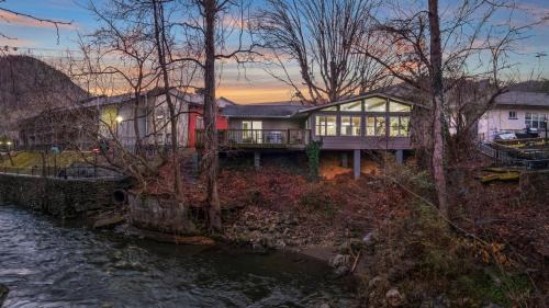 Gatlinburg Casa | River Cottage