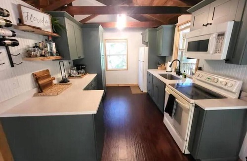 Webster Cabina | River Daze Cabin - A cozy cabin right on the river