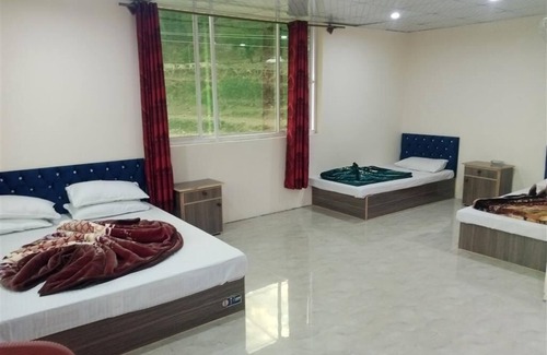 Khyber Pakhtunkhwa Cama Y Desayuno | River Dine Hotel