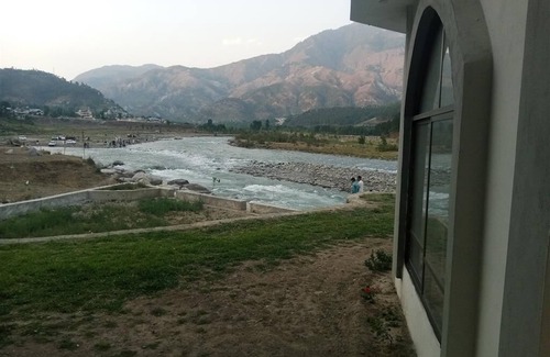 Khyber Pakhtunkhwa Cama Y Desayuno | River Dine Hotel