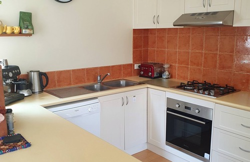 Ocean Grove Cabaña | River end retreat, walk to all the best Ocean Grove has to offer cafes & beach