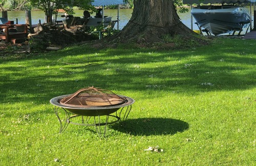Fremont Cabaña | River Front Cottage/Private Dock-Walk to Bar/Restaurants