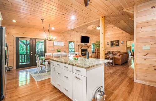 Talking Rock Cabina | River Front Escape Luxury Lodge, secluded nestled b/w Carter's Lake and Ellijay