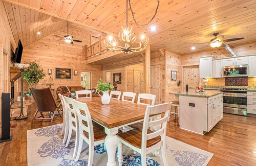 Talking Rock Cabina | River Front Escape Luxury Lodge, secluded nestled b/w Carter's Lake and Ellijay