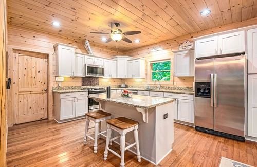 Talking Rock Cabina | River Front Escape Luxury Lodge, secluded nestled b/w Carter's Lake and Ellijay