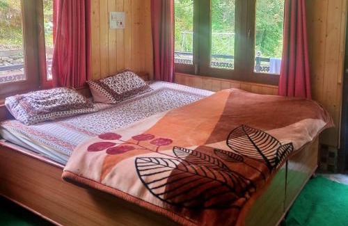 Ghiyagi Casa | River Front Homestay
