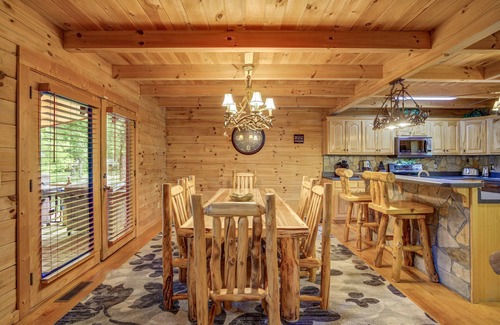 Helen Cabina | River Haus - Riverfront Luxury Vacation Home in Downtown Helen