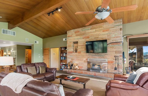 Peshastin Cabina | River Heights Home-Romantic Luxury*Hot Tub*Jetted Tub*Mtn and River Views