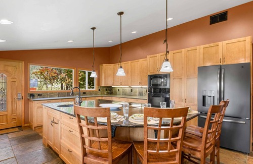Peshastin Cabina | River Heights Home-Romantic Luxury*Hot Tub*Jetted Tub*Mtn and River Views