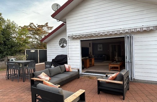 Rangatira Park Casa | River Heights. Peaceful and spacious, pet friendly and 10mins walk to town
