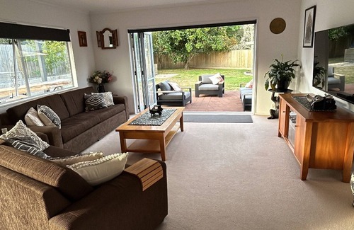 Rangatira Park Casa | River Heights. Peaceful and spacious, pet friendly and 10mins walk to town