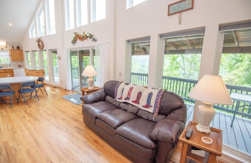 Lansing Casa | River Hills Vistas - Mountain Top Lodge w/ Mountain Views - Hot Tub - River Access