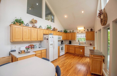 Lansing Casa | River Hills Vistas - Mountain Top Lodge w/ Mountain Views - Hot Tub - River Access