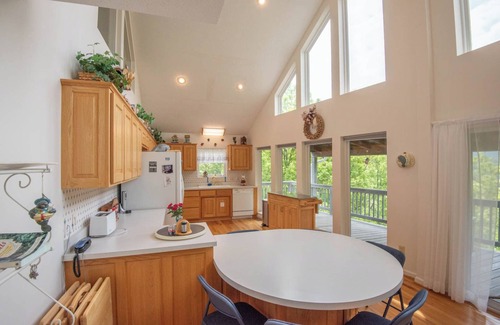Lansing Casa | River Hills Vistas - Mountain Top Lodge w/ Mountain Views - Hot Tub - River Access