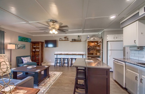 New Braunfels Condominio | River Hippie Rrc A302 2 Bedroom Condo by RedAwning