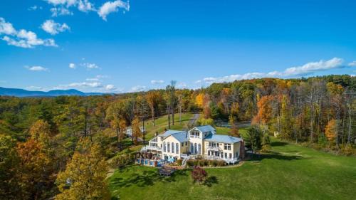 Catskill Casa | River House by AvantStay Historic Secluded Estate on the Hudson River w Pool Sleeps 24