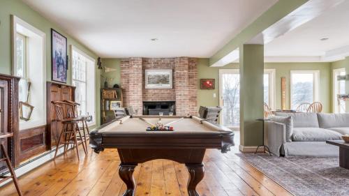 Catskill Casa | River House by AvantStay Historic Secluded Estate on the Hudson River w Pool Sleeps 24