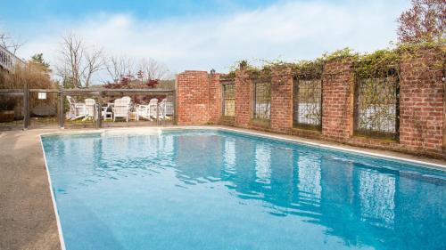 Catskill Casa | River House by AvantStay Historic Secluded Estate on the Hudson River w Pool Sleeps 24