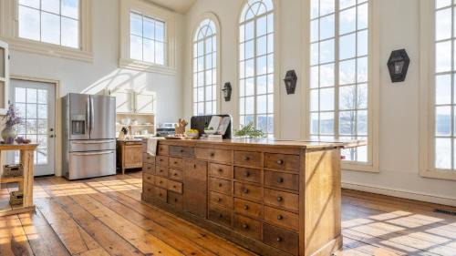 Catskill Casa | River House by AvantStay Historic Secluded Estate on the Hudson River w Pool Sleeps 24