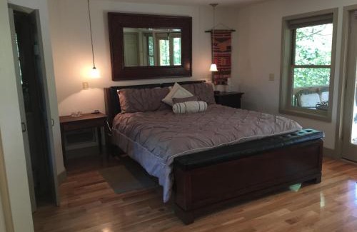 Grassy Creek Cama Y Desayuno | River House Inn