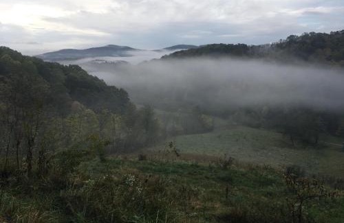 Grassy Creek Cama Y Desayuno | River House Inn