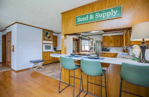 Siloam Springs Cabina | River House, kayak, fishing, king beds, riverfront