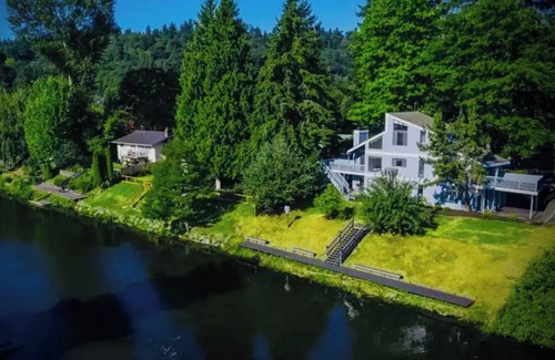 Bothell Apartamento | River Inn Cabin Theme Flat w/ Dock