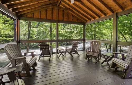 Gatlinburg - Pigeon Forge Cabina | River Lodge 5 Bedroom Home by Redawning