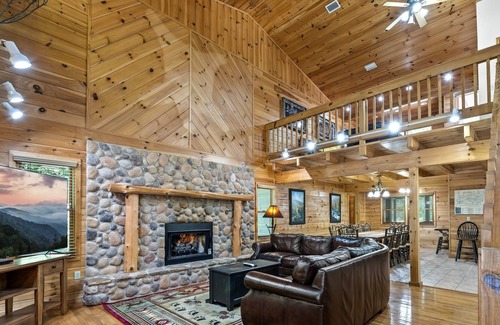 Gatlinburg - Pigeon Forge Cabina | River Lodge 5 Bedroom Home by Redawning