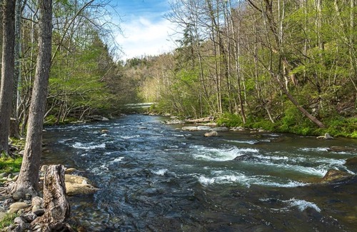 Gatlinburg - Pigeon Forge Cabina | River Lodge 5 Bedroom Home by Redawning