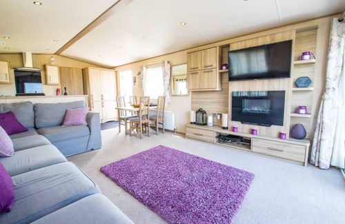 Camber Cabina | River Lodge Platinum Plus Holiday Home with Views, Decking, Wifi and Netflix