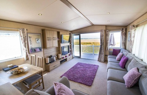 Camber Cabina | River Lodge Platinum Plus Holiday Home with Views, Decking, Wifi and Netflix