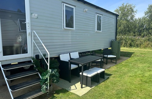 Great Billing Casa | River Meadows Retreat. Contemporary, spacious caravan. 3 Bedroom, sleeps 8
