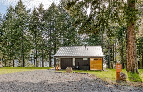 Stevenson Cabina | River & mountain view cabin with geothermal hot tub, outdoor shower & deck