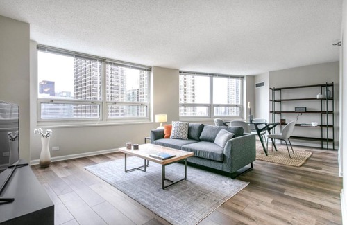 Rush and Division Apartamento | River N 2BR w Gym WD nr Magnificent Mile CHI-164