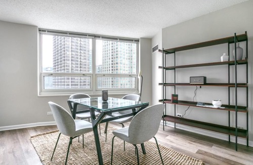 Rush and Division Apartamento | River N 2BR w Gym WD nr Magnificent Mile CHI-164
