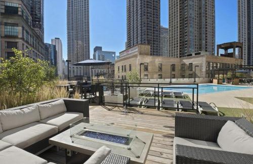 Rush and Division Apartamento | River N 2BR wGym Deck Pool nr Mag Mile CHI-133