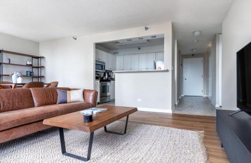 Rush and Division Apartamento | River N 2BR wGym Deck Pool nr Mag Mile CHI-133