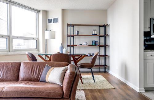 Rush and Division Apartamento | River N 2BR wGym Deck Pool nr Mag Mile CHI-133