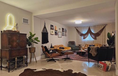 River Oaks Casa | River Oaks Bungalow