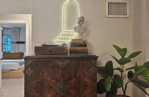 River Oaks Casa | River Oaks Bungalow