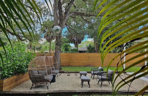 River Oaks Casa | River Oaks Bungalow